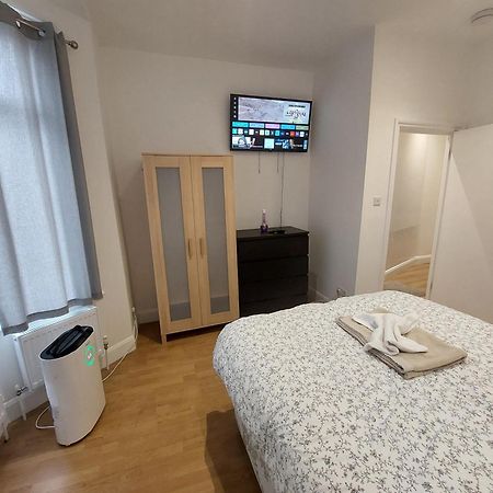 Cosy North Kensington Family Apartment For 4 Persons - Children Stay Free 런던 외부 사진