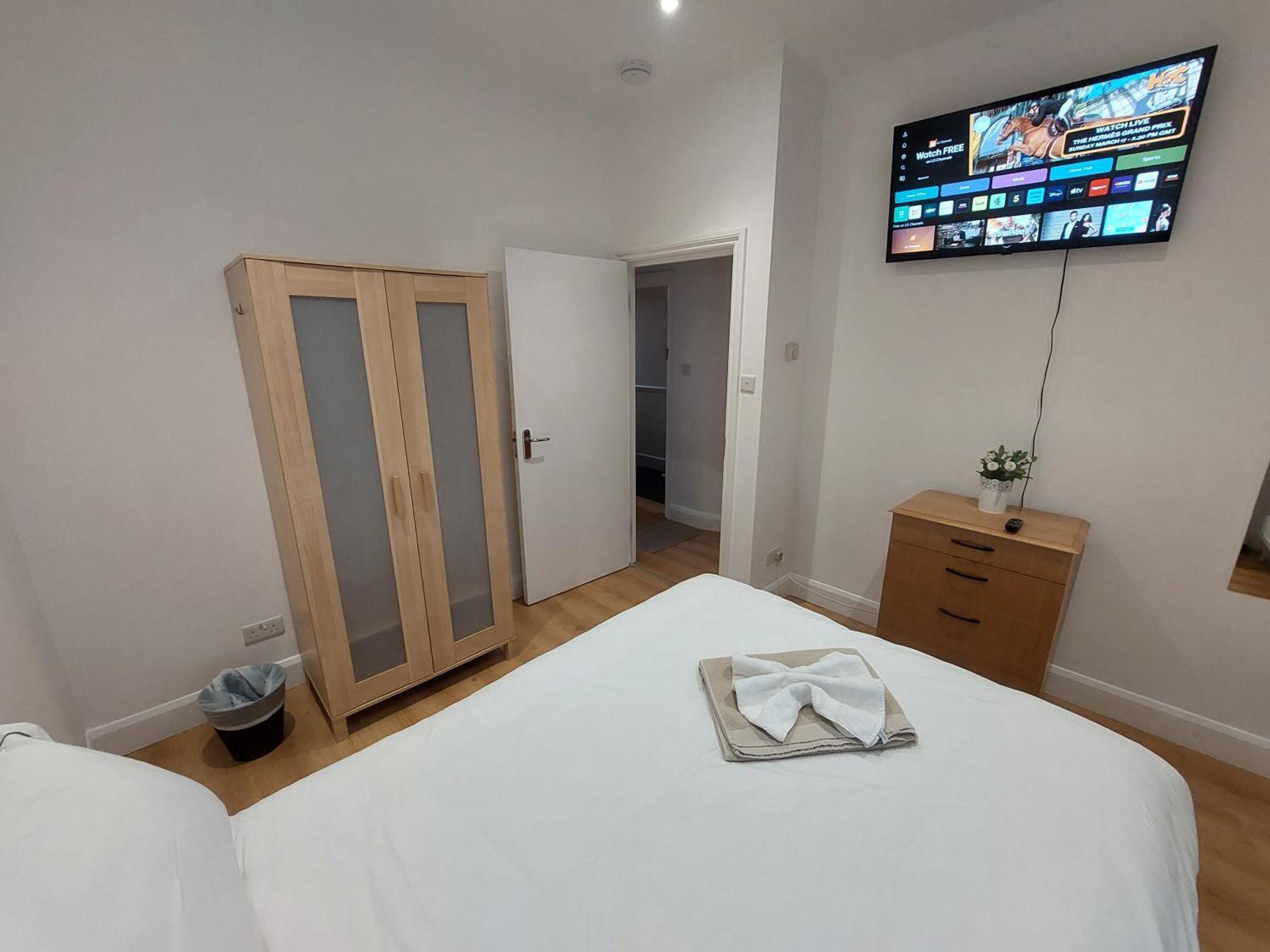 Cosy North Kensington Family Apartment For 4 Persons - Children Stay Free 런던 외부 사진